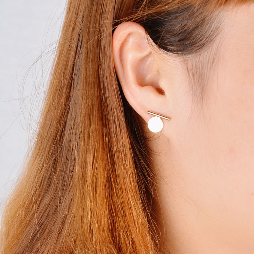 Minimalist stud earrings - Picture 3 of 7